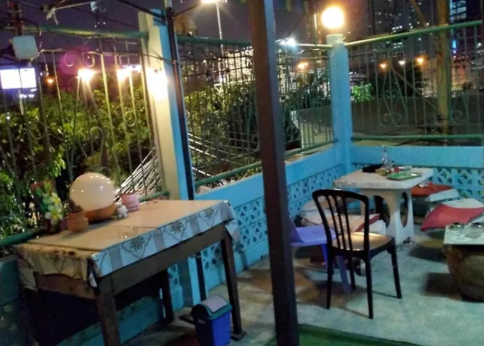 丹尼旅舍 *